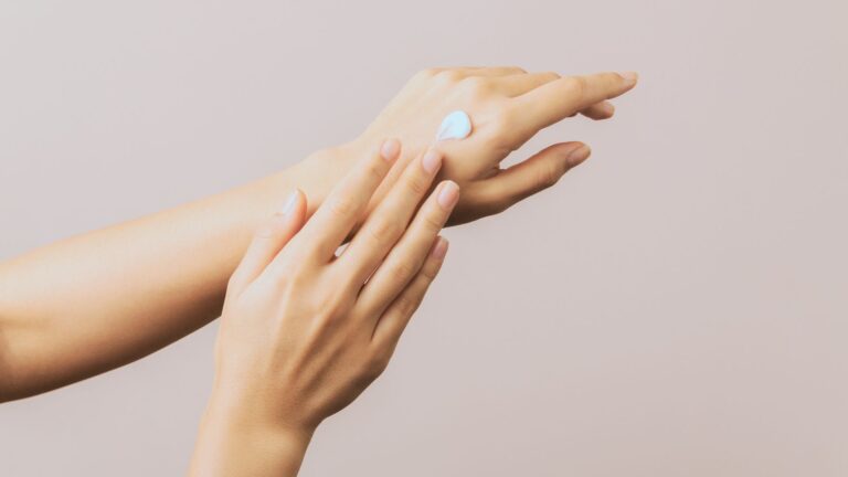 Mocznik w kosmetykach – czy jest ważnym składnikiem? Właściwości, działanie, korzyści