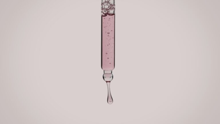 Witamina B12 w kosmetykach – ratunek dla skóry wrażliwej i podrażnionej